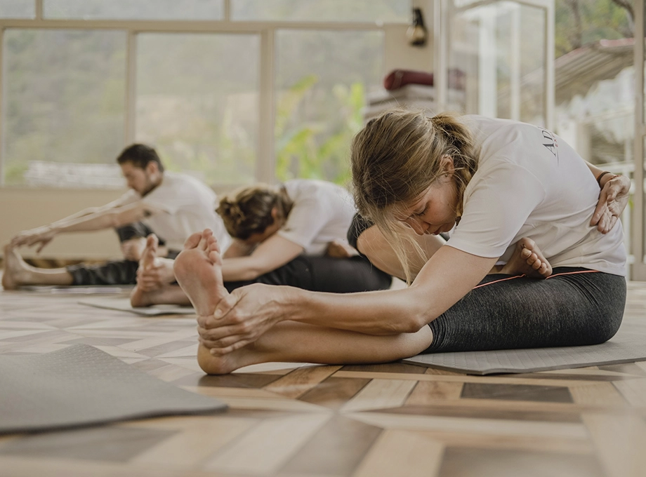 Grupo haciendo estiramientos